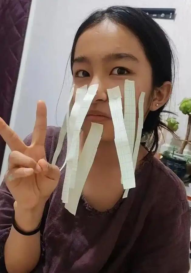 男童坠冰窟 小姑娘喊&ldquo;我下去救&rdquo;