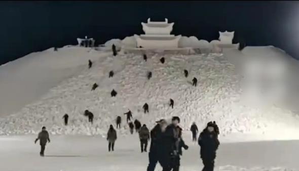 长白山巨型雪雕&ldquo;云顶天宫&rdquo;收工