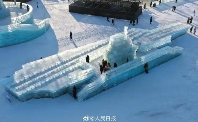 壮观!2000立方冰块雕成福建舰