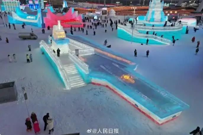 壮观!2000立方冰块雕成福建舰