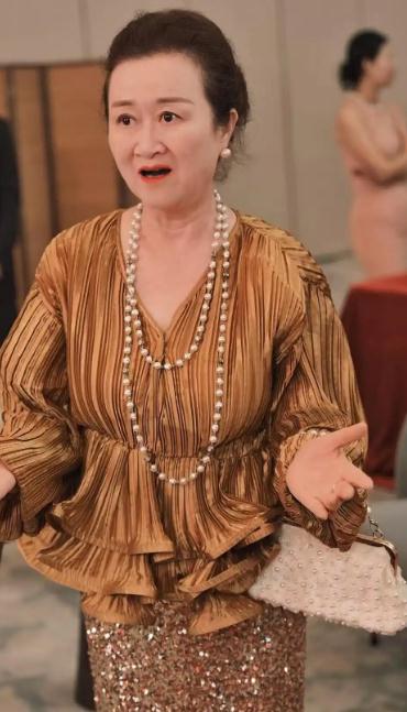 60岁退休干部拍短剧 成竖店容嬷嬷