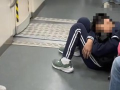 小孩哥坐地铁上学睡过23个站 让人既好笑又心酸！