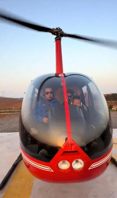 男子带妻儿开直升机回老家过元旦