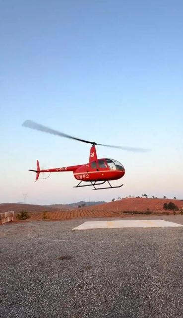 男子带妻儿开直升机回老家过元旦