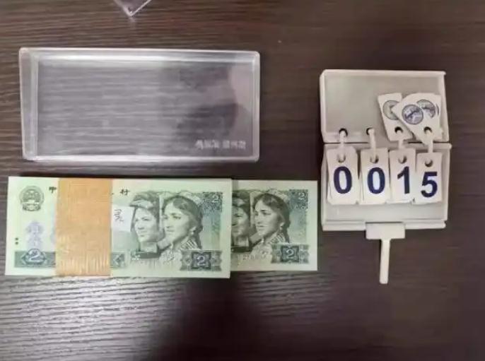 1万多张2元人民币拍出83.16万元