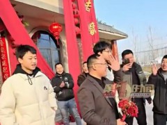 爸爸再婚被16岁双胞胎儿子送上婚车 现场画面曝光！