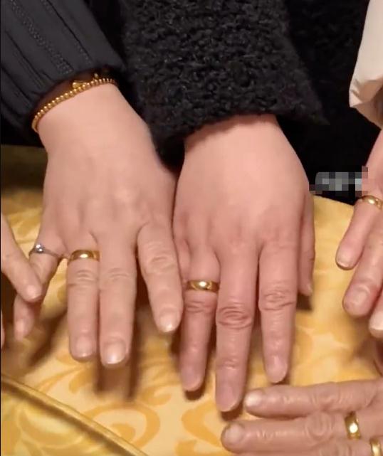 80岁老人将金手镯做成戒指送儿媳女儿