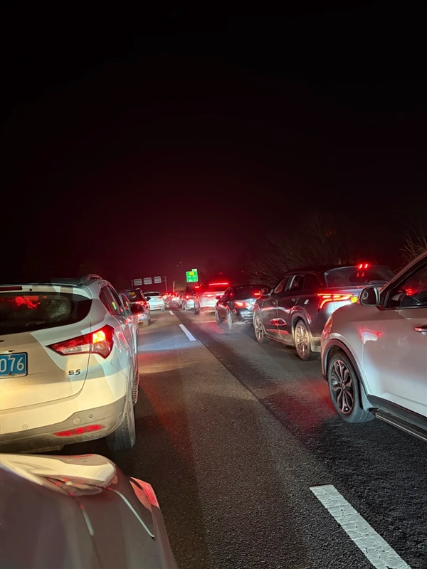 &ldquo;大聪明&rdquo;们半夜出发全堵高速上了