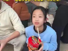 女子不会做饭用泡面招待亲戚，打造出别开生面的"泡面宴"！
