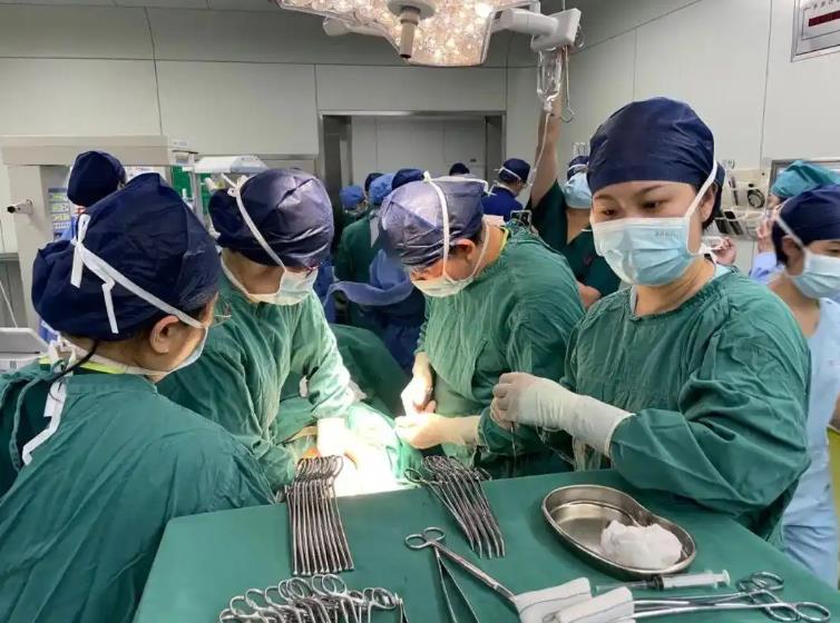 24岁女子成功诞下5胞胎