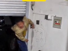 娃被卡到半空 爸爸先掏手机拍照 究竟真相是什么？