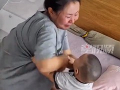 7个月宝宝爬过来拥抱哭泣宝妈，瞬间哭崩：这是我用命换的小铠甲