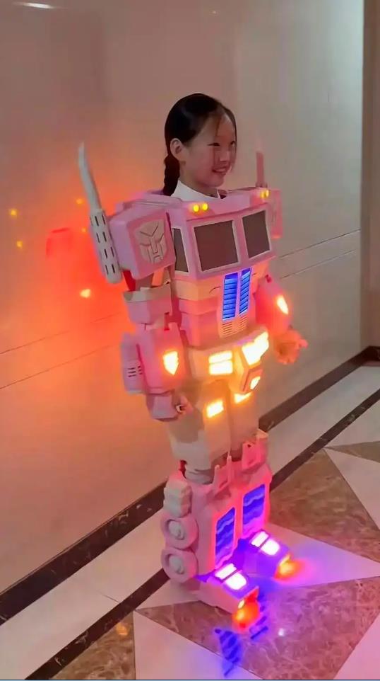 不想女儿玩手机宝爸手搓了个游乐场