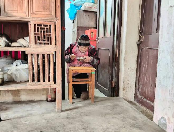 102岁奶奶每天睡15小时吃半斤猪蹄