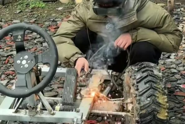 15岁男孩花800元压岁钱造了辆车