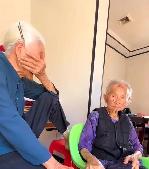 91岁女儿受委屈向113岁妈妈哭诉