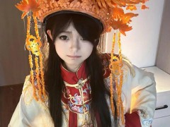 女孩用胡萝卜啃出黄鹤楼 如3D打印机 现场画面曝光！