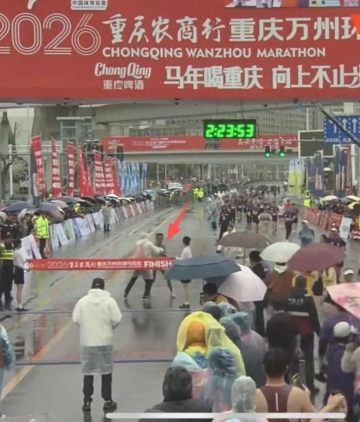 马拉松冠军冲刺时被强行带离赛道