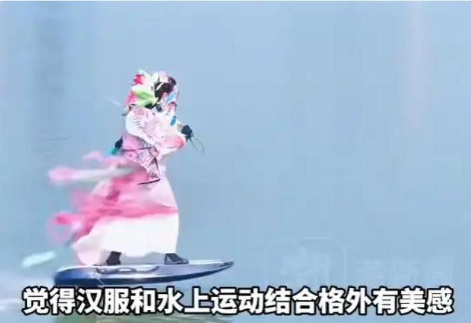 女子穿汉服在长江&ldquo;御剑飞行&rdquo;