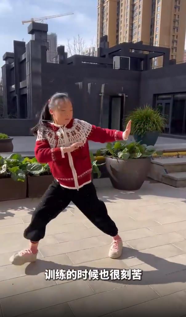 12岁&ldquo;小孩姐&rdquo;舞剑行云流水太飒了