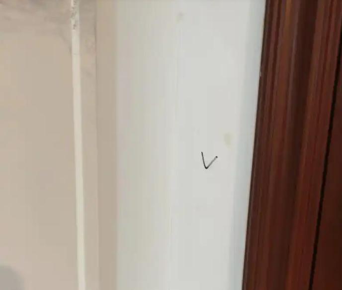 独居家门口出现不明符号 公安提醒