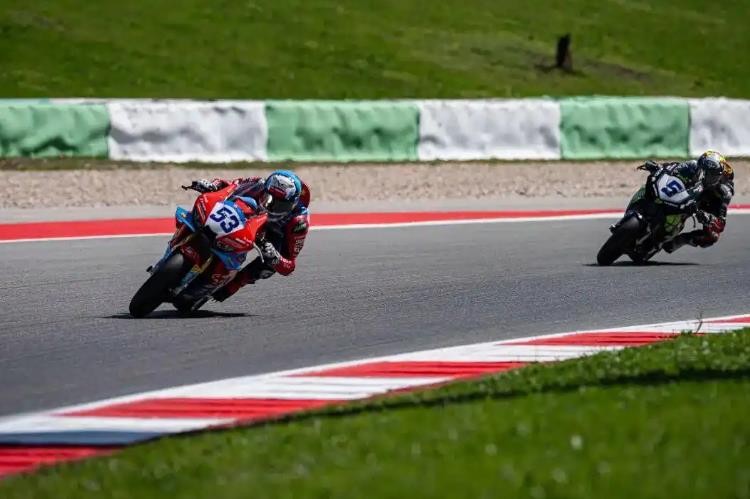 张雪爆火 这个男人是谁