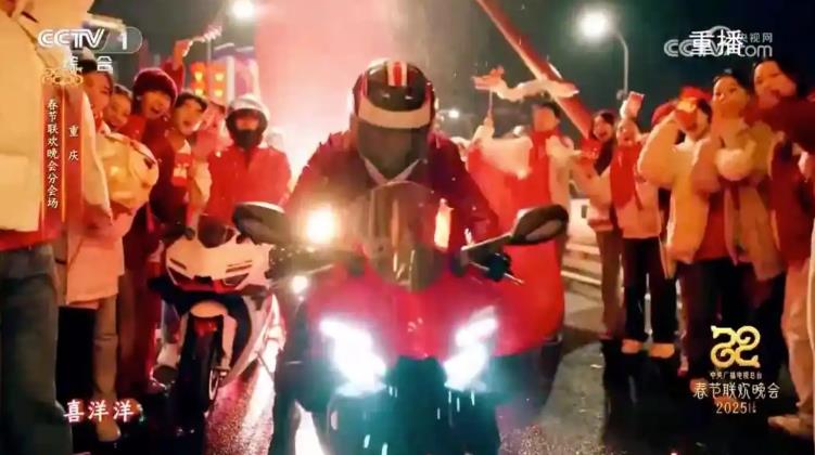 张雪爆火 这个男人是谁