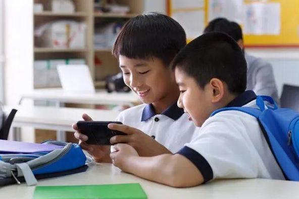 初二男生非要买手机 爸妈愁到深夜