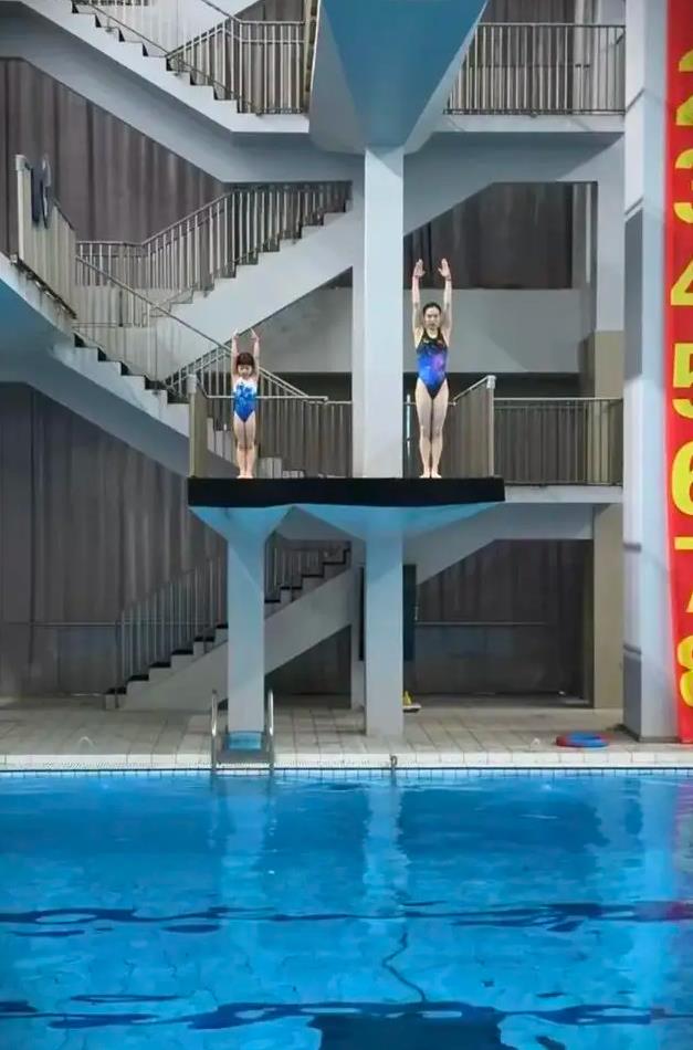 吴敏霞与7岁女儿展示&ldquo;双人跳水