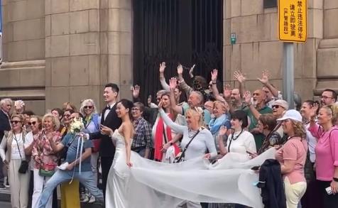 被外滩陌生人的祝福治愈到了！新人拍婚纱照收获世界的祝福