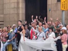 新人拍婚纱照被外国游客围观祝福 现场画面曝光！
