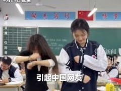 十年老歌因一段魔性舞蹈再度爆火，评论区全是"求教程"