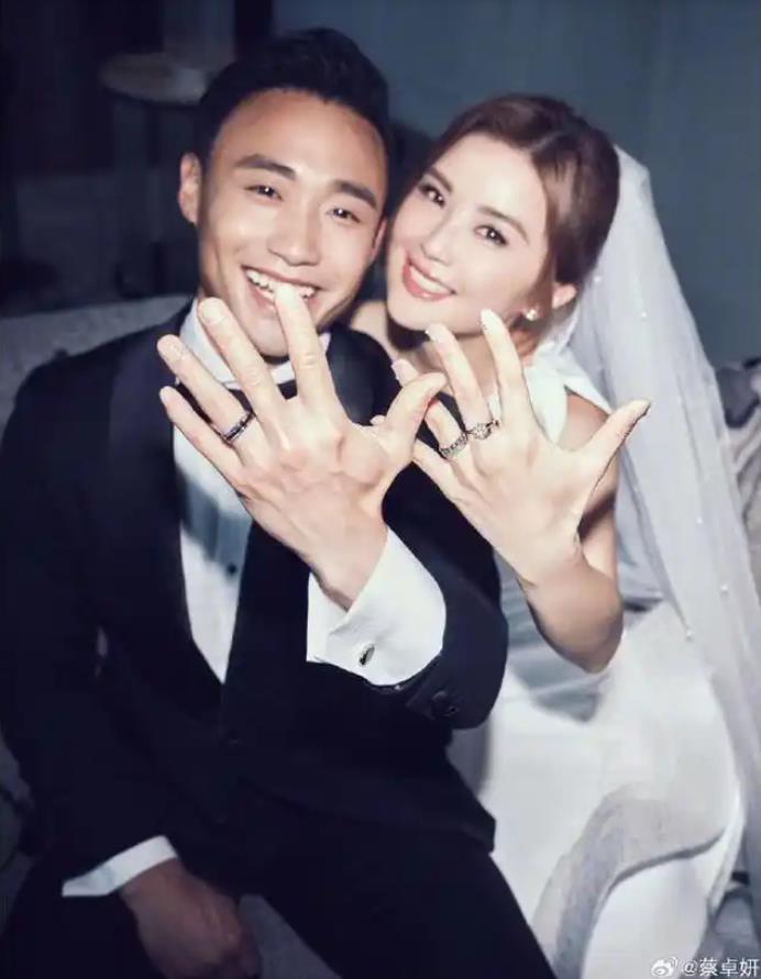 蔡卓妍再婚老公是小10岁健身教练