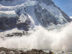 8000米高峰雪崩 10人登山队失联 你如何看待高海拔高峰探险这件事？